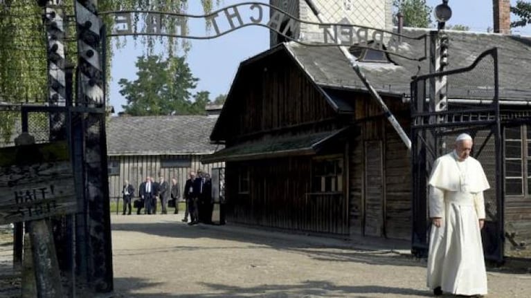 Francisco recorrió los campos de Auschwitz y Birkenau