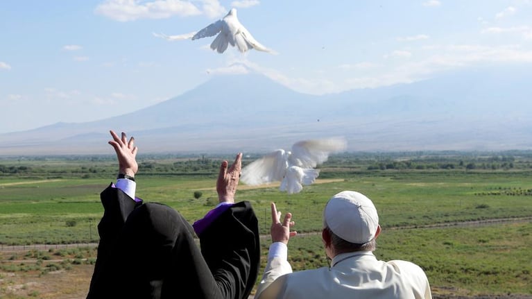 Francisco y el patriarca armenio compartieron un acto por la paz. Fotos: Reuters