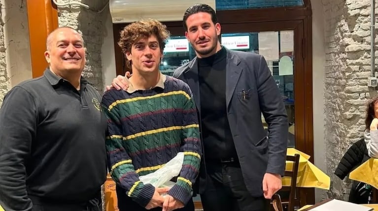 Franco Colapinto junto al gerente del restaurante italiano.
