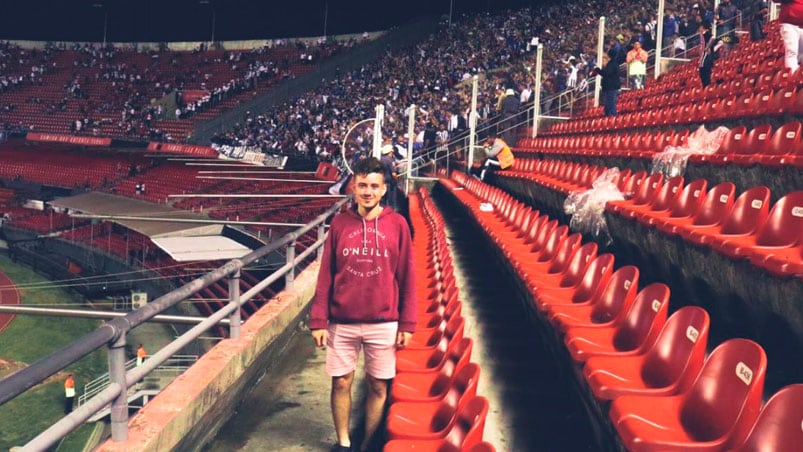 Franco, en la tribuna de San Pablo. Detrás, la hinchada de la T.