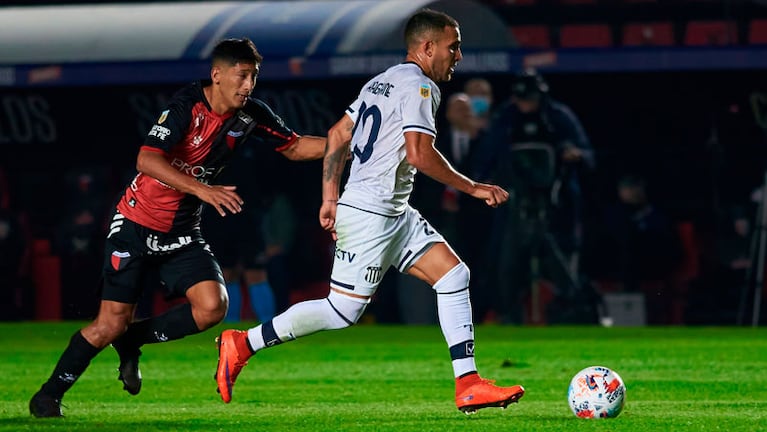 Franco Fragapane gritó gol con un zurdazo seco tras varios rebotes.