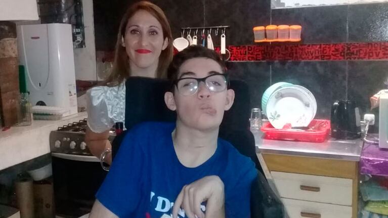 Franco Sánchez junto a su mamá, durante los festejos de Navidad.