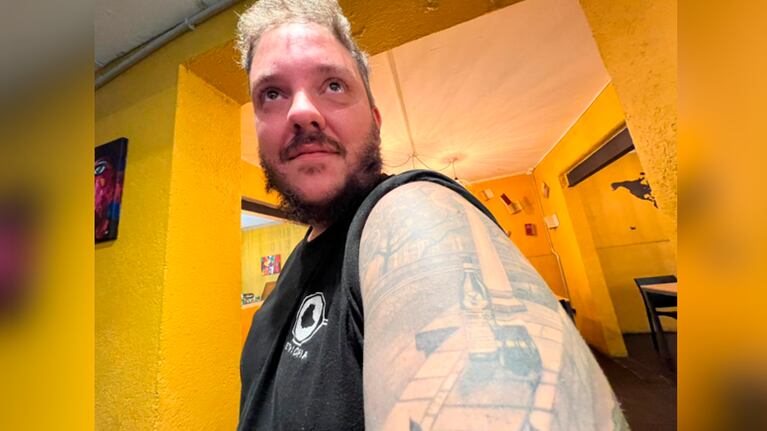 Franco “Tota” Regi se tatuó en Villa Carlos Paz.