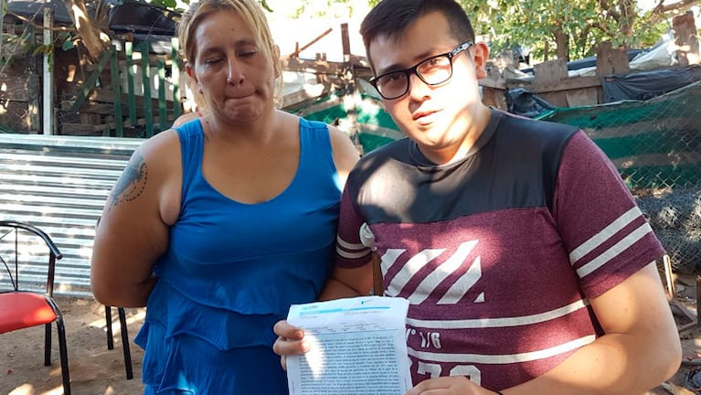 Franco y su mamá, junto a la carta documento que recibieron del dueño de la carnicería.