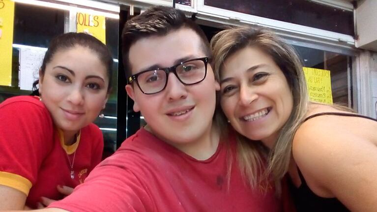 Franco Zanabria, feliz junto a sus compañeros de la carnicería asaltada.