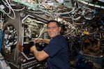 Frank Rubio realiza investigaciones científicas con varios astronautas más.