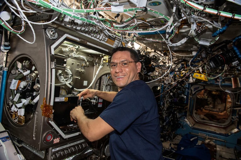 Frank Rubio realiza investigaciones científicas con varios astronautas más.