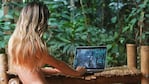 Freelee, desnuda en la jungla con su PC lanzando consejos al mundo.