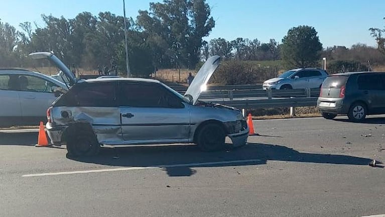 Frenaron para ayudar a otro conductor y una camioneta los arrolló: murió una mujer