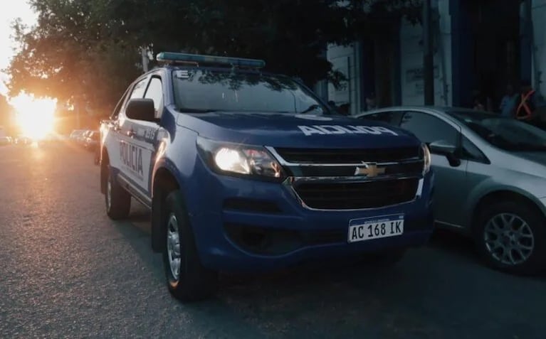 Frente a una escuela de Córdoba motochoros asaltaron a un comerciante que iba a pagar sueldos y huyeron