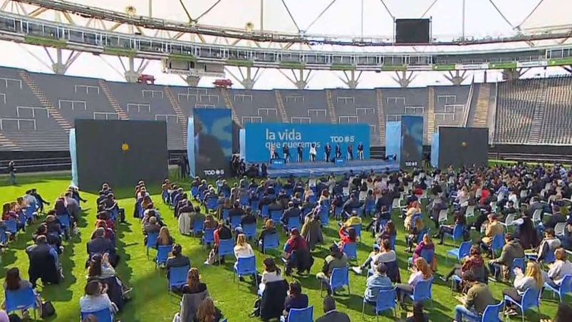 Frente al plenario oficialista, CFK volvió a dejar un curioso momento junto al presidente.