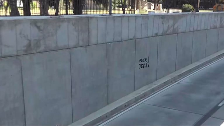 "Fuck poli!", uno de los mensajes pintado en las paredes del muro.