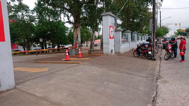 Fue a ver a una familiar que está grave y le robaron la moto en la puerta del hospital Tránsito Cáceres de Allende