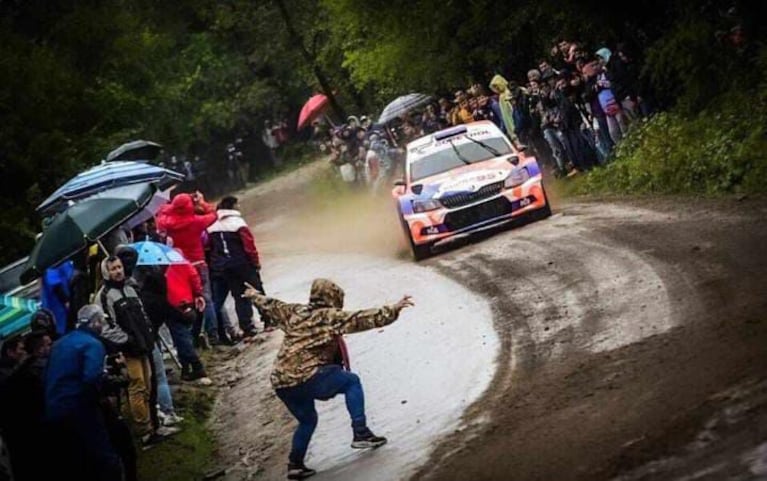 Fue al rally de Jesús María y terminó detenido por cruzarse entre los autos: el video