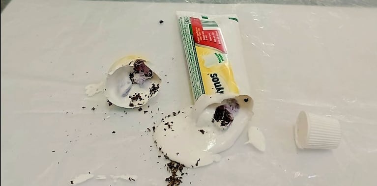 Fue detenida cuando intentaba ingersar droga oculta en una pasta dental.