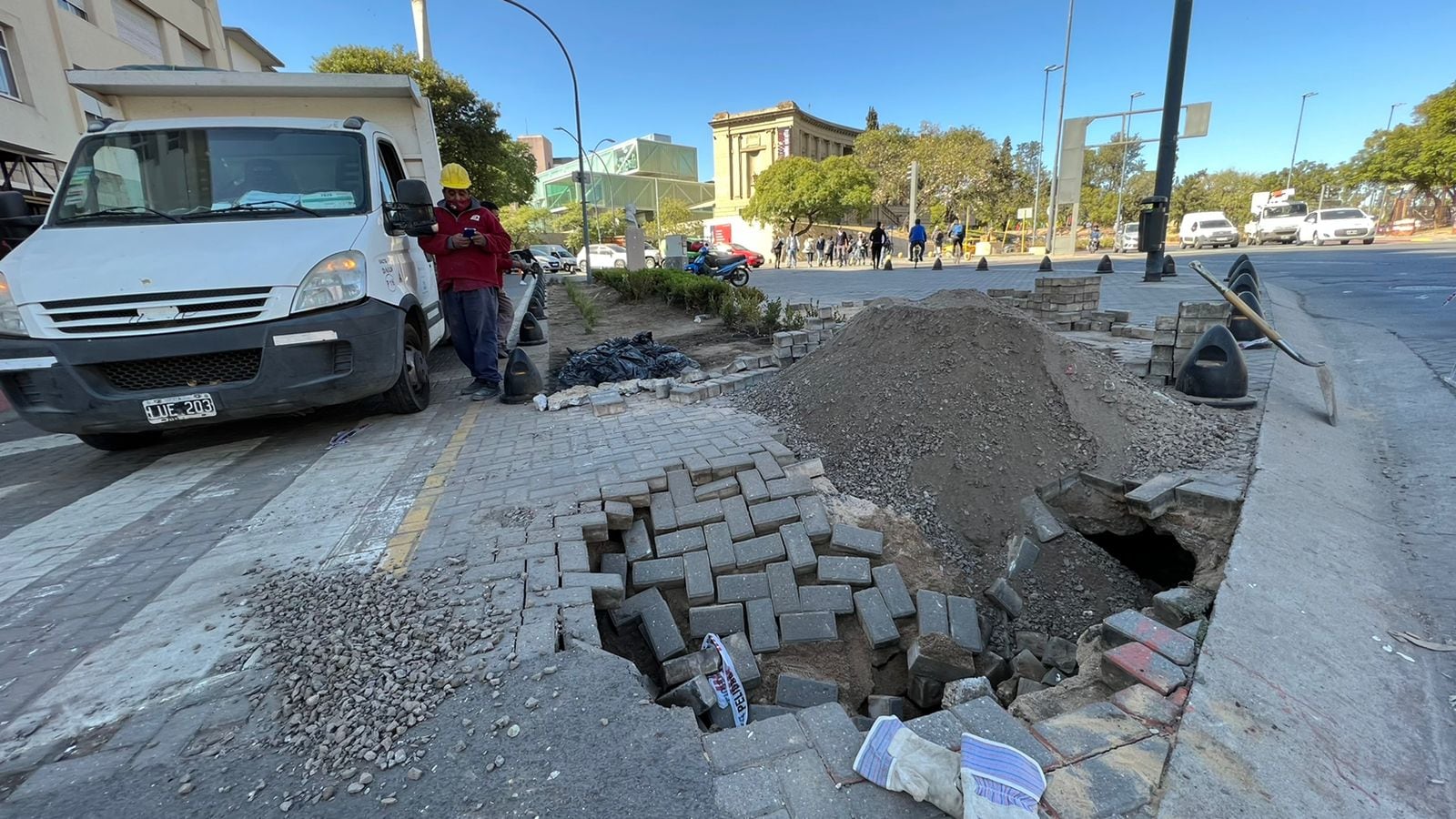 Fue el tercer hundimiento en el pavimento en una semana. Foto: Andrés Ferreyra / ElDoce.tv. 