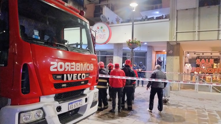 Fuego, “chimenea” de humo tóxico y muertes en varios pisos: cómo fueron los segundos trágicos en el edificio