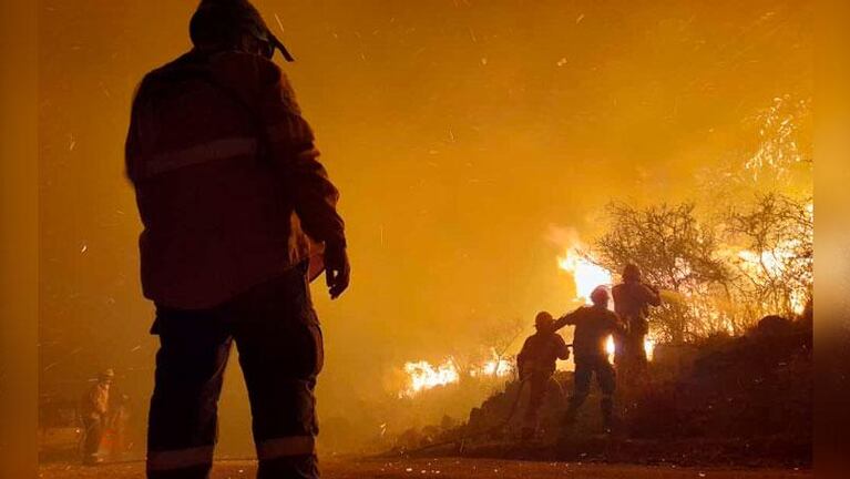 Fuego en Córdoba: bomberos continúan combatiendo el fuego en Tala Cañada