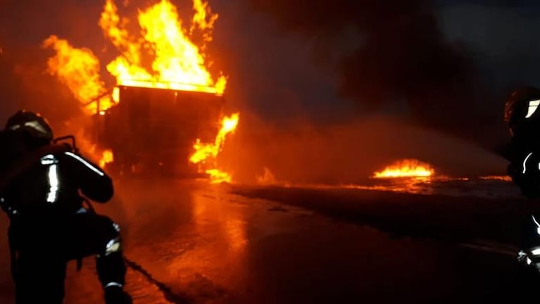 Fuego en la autopista a Rosario: se incendió un camión con material combustible