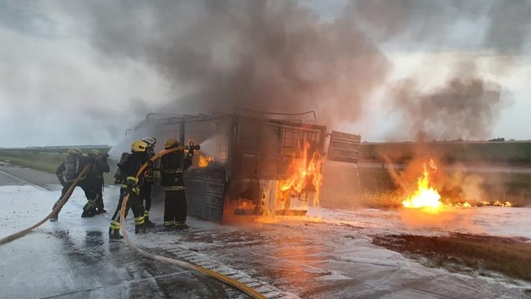 Fuego en la autopista a Rosario: se incendió un camión con material combustible