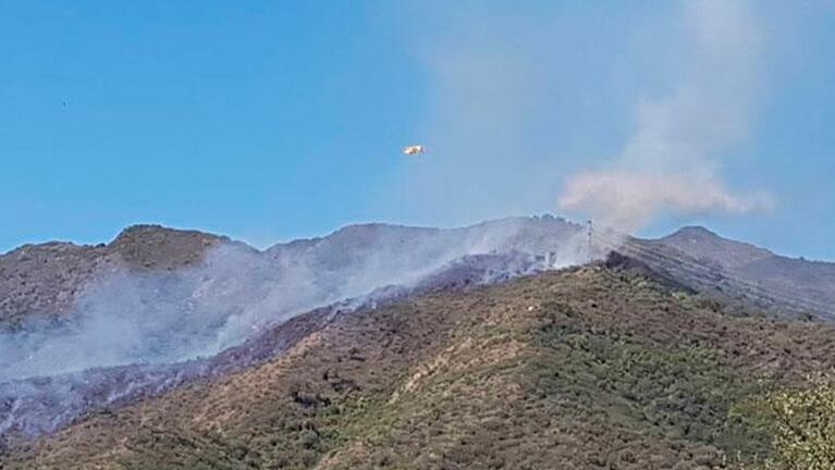 Fuego en Punilla: combaten focos de incendios forestales