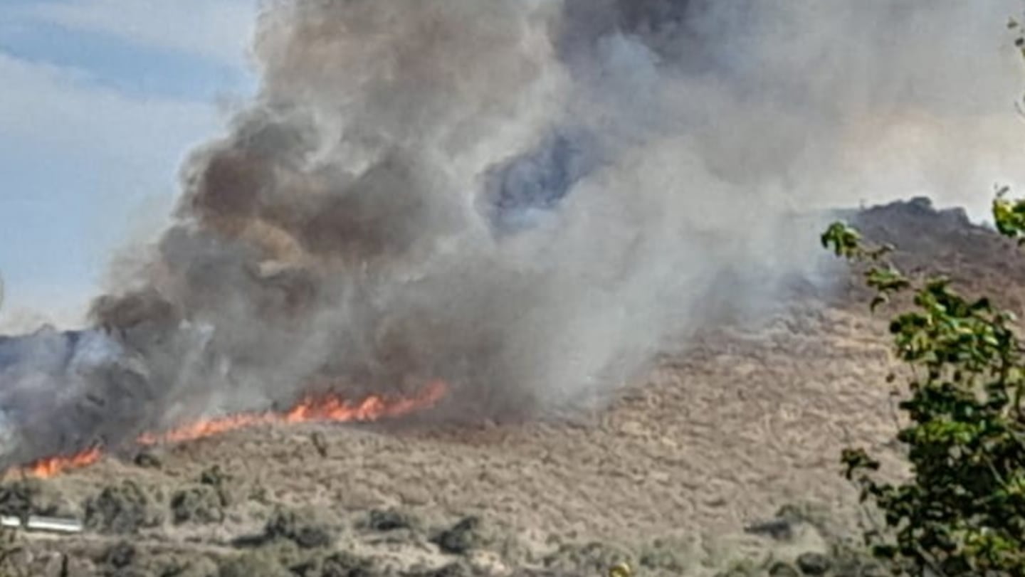 Bomberos combaten un incendio en Sierras Chicas | ElDoce