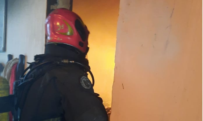 Fuego en un deparatamento de barrio Las Flores deja una adolescente herida.