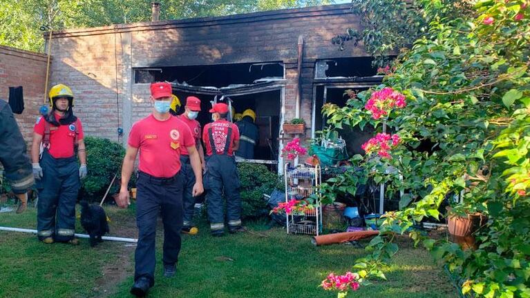 Fuego en una casa en Córdoba: dramático rescate y personas intoxicadas