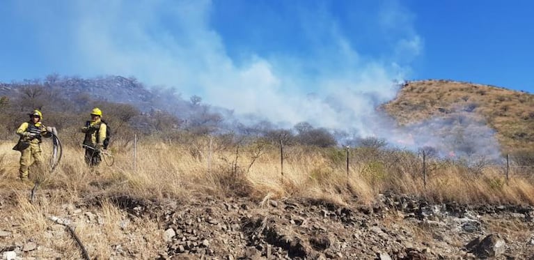 Fuego sin control: siguen activos los incendios en La Granja y Laguna Azul