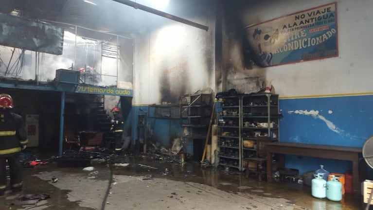 Fuego, susto y daños en un taller de Cofico