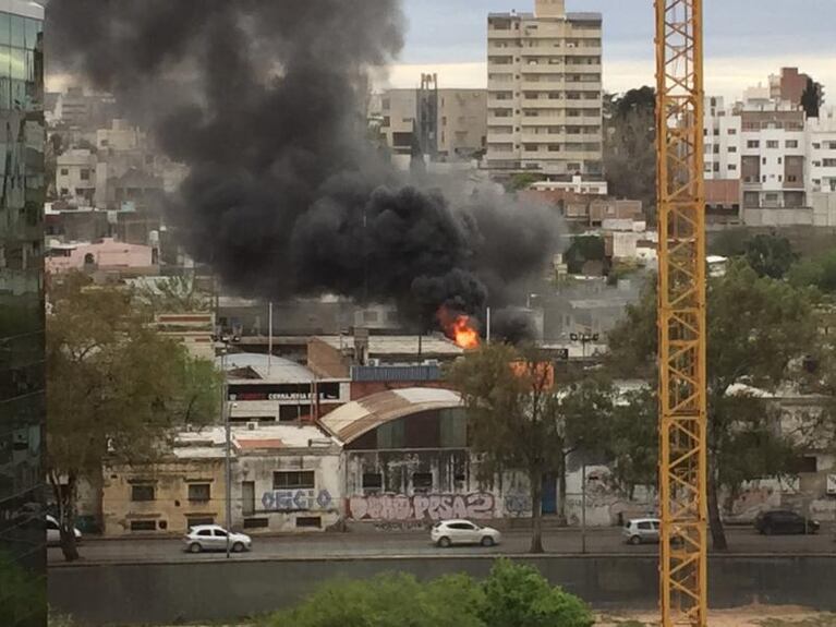 Fuego, susto y daños en un taller de Cofico