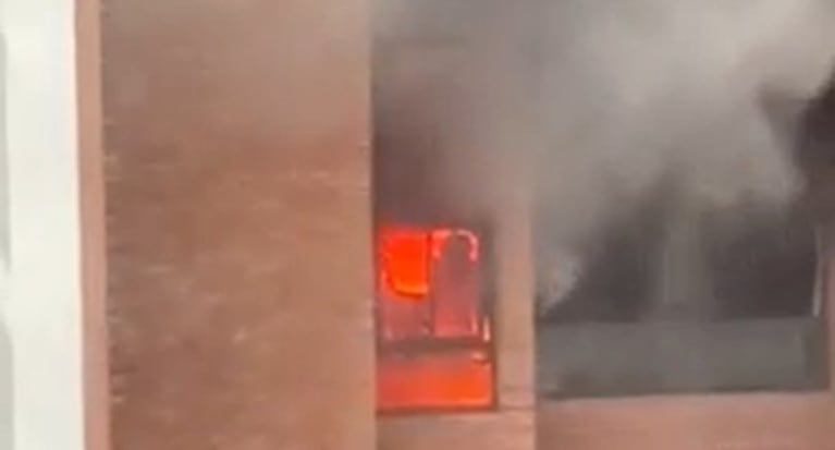 Fuego, susto y evacuados durante un incendio en un edificio de Córdoba: investigan las causas