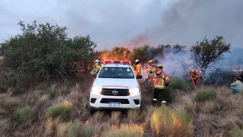 Fuego, viento y humo en Traslasierra. Foto: Francisco Arias / El Doce.