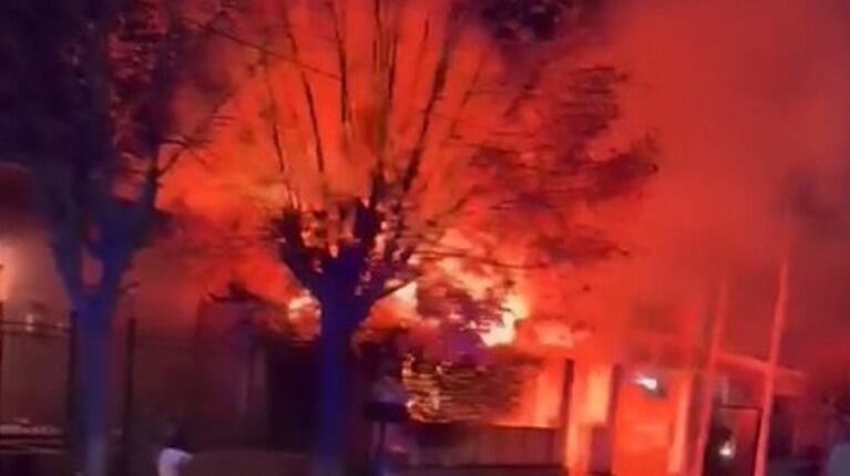 Fuego voraz quemó por completo una casa en Alta Gracia: un herido.