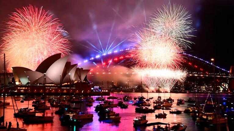 Fuegos artificiales en el puente de la bahía de Sídney.