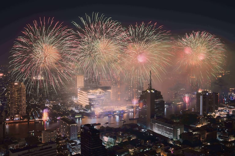 Fuegos artificiales explotan sobre el río Chao Phraya durante las celebraciones de Año Nuevo en Bangkok, Tailandia, el jueves 1 de enero de 2026. (Foto AP/Sakchai Lalit)
