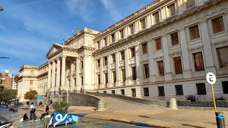 Fuentes de Tribunales aseguran que la secretaria general de la Presidencia quedó maravillada con el hall central del recinto.