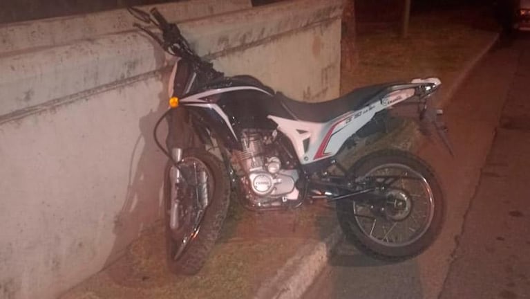 Fuera de control, dos motociclistas cayeron a canales de desagüe en Córdoba