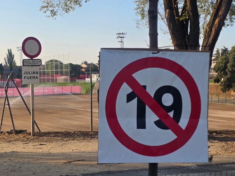 “Fuera” y el 19 tachado: los carteles de los hinchas del Atlético contra Julián Álvarez 