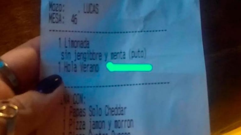 Fueron a festejar un cumpleaños a un bar y les dieron un ticket con un insulto homofóbico