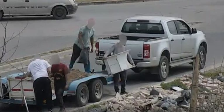 Fueron captados por las cámaras arrojando residuos en la calle y recibieron una fuerte sanción.