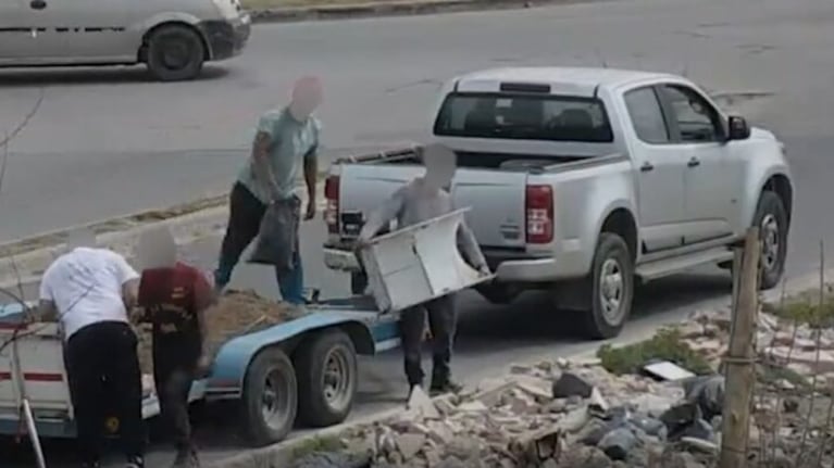Fueron captados por las cámaras arrojando residuos en la calle y recibieron una fuerte sanción.
