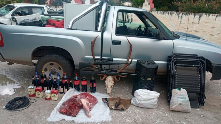 Fueron detenidos con armas con miras telescópicas, carne de ciervo y varias botellas de bebidas alcohólicas. / Foto: LaVoz