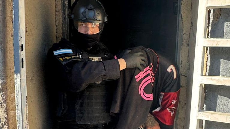 Fueron detenidos tres hombres y una mujer durante los procedimientos.