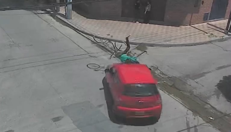 Fuerte accidente en una esquina de Córdoba. Un ciclista fue embestido y voló por los aires. (Imagen: captura video 911).