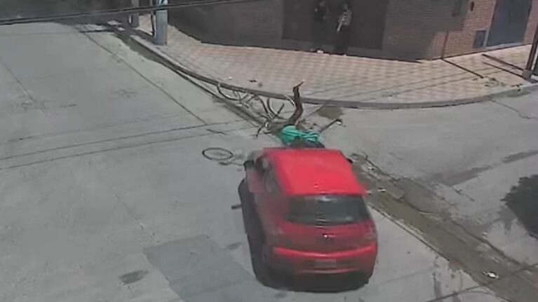 Fuerte accidente en una esquina de Córdoba. Un ciclista fue embestido y voló por los aires. (Imagen: captura video 911).