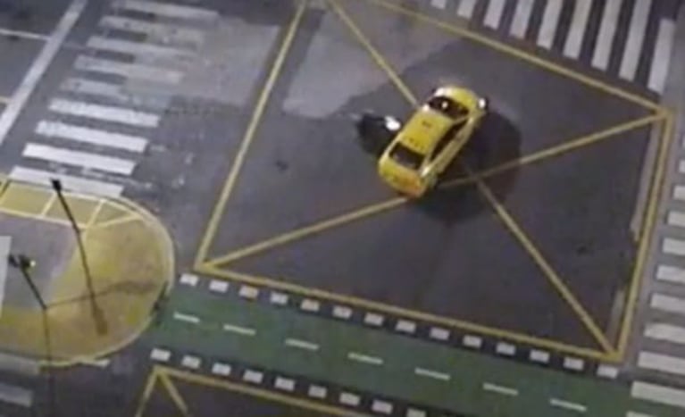 Fuerte choque e impacto entre un taxi y una moto en Córdoba.