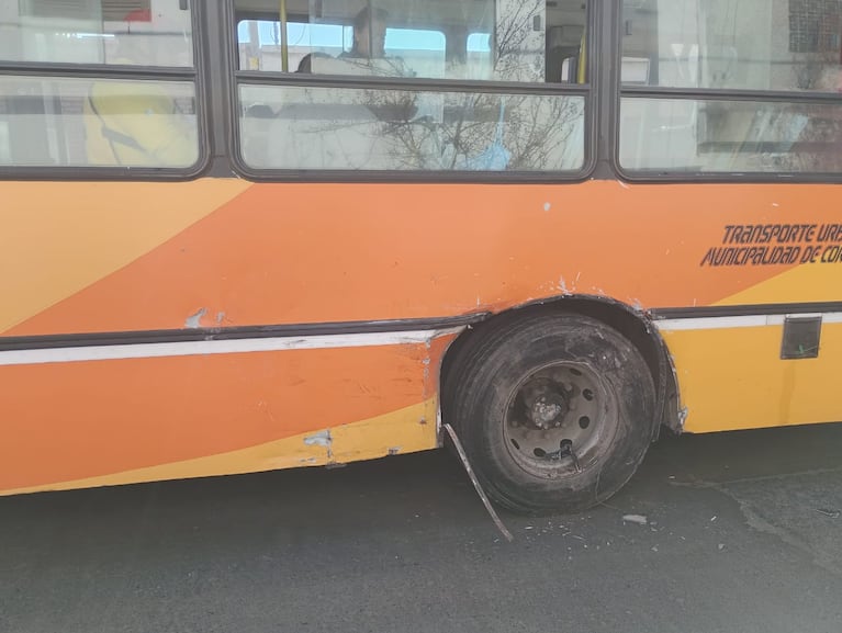Fuerte choque entre un colectivo y una camioneta dejó varios heridos en Córdoba