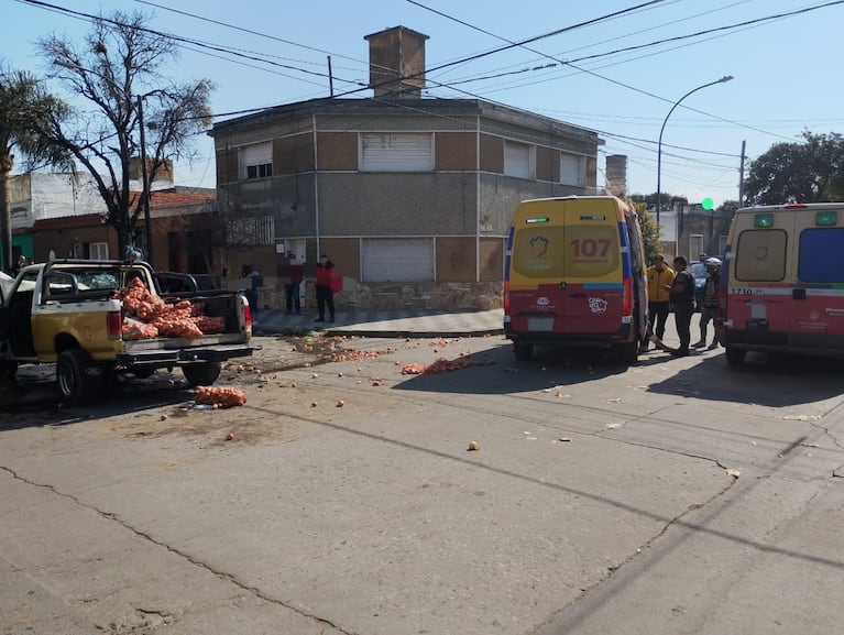 Fuerte choque entre un colectivo y una camioneta dejó varios heridos en Córdoba