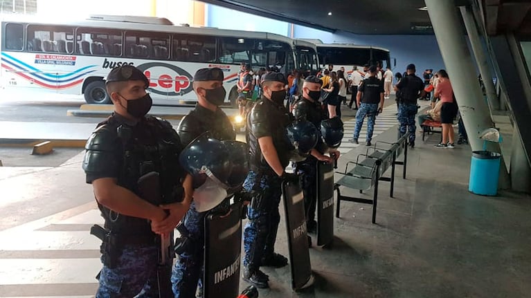 Fuerte operativo de seguridad en la Terminal de Ómnibus.